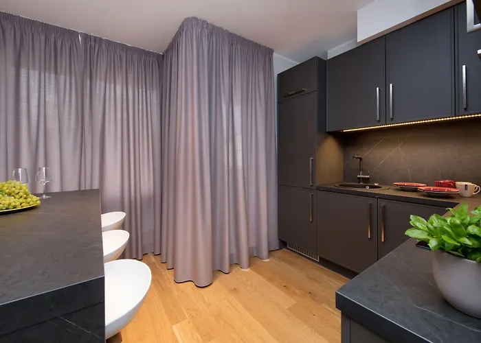 8era Business Executive Rotermanni *